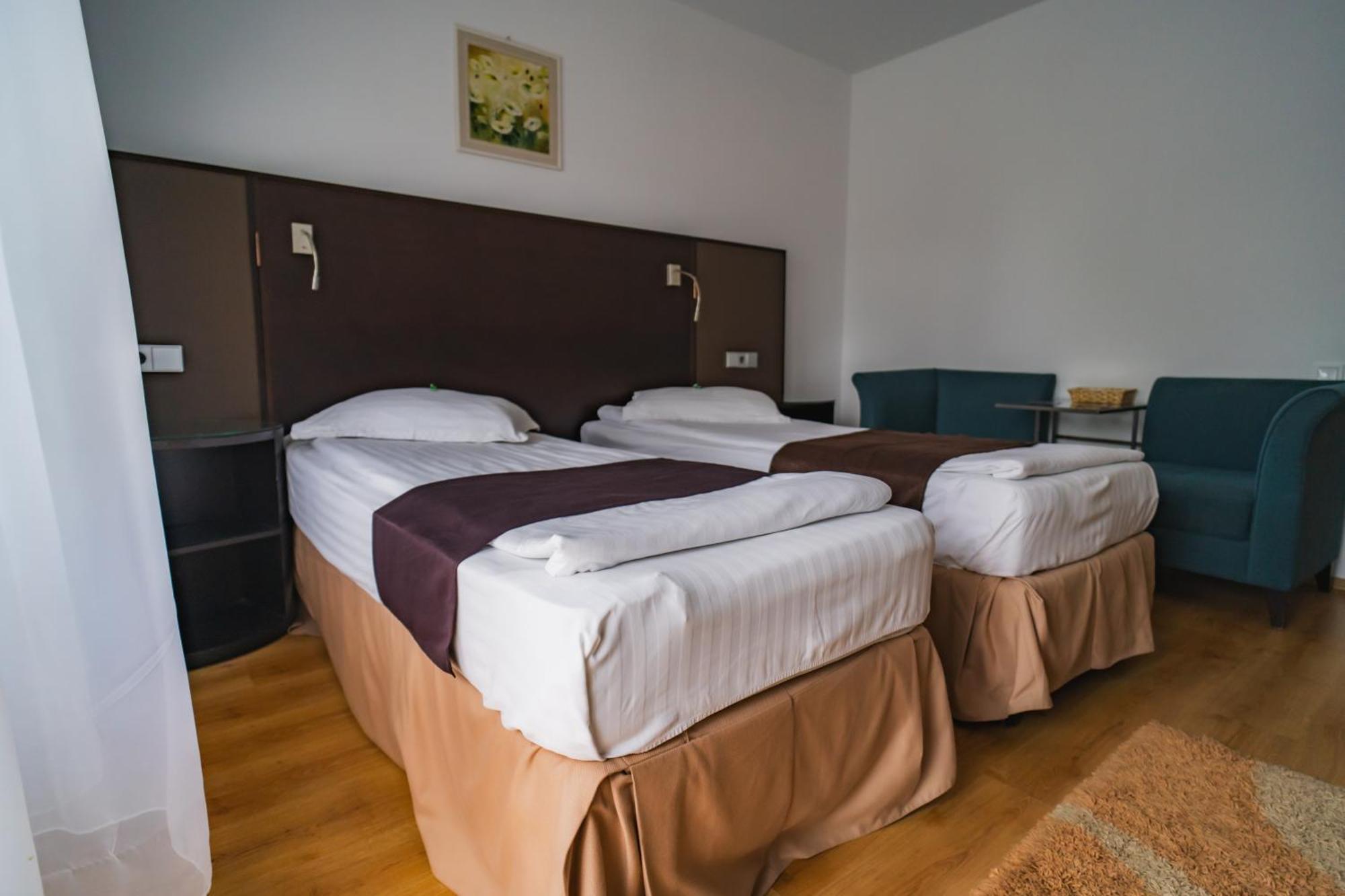 Hotel Dobsi Bazna Exterior foto